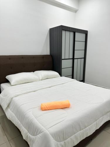 实兆远Manjung Vermogen Stay-Wi-Fi+KTV(Near Aeon)的床上有橙色毛巾