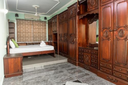 New BazaarAsian Residencies - Grandpass的一间卧室配有一张床和木制橱柜