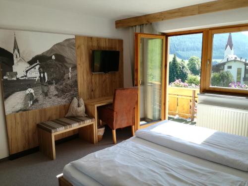 贝旺豪斯艾皮纳酒店的一间卧室设有一张床和一个窗口