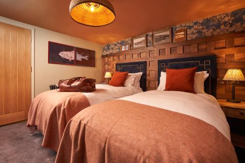 波思利文海港旅馆的一间卧室配有两张床,卧室内饲养着一只狗。
