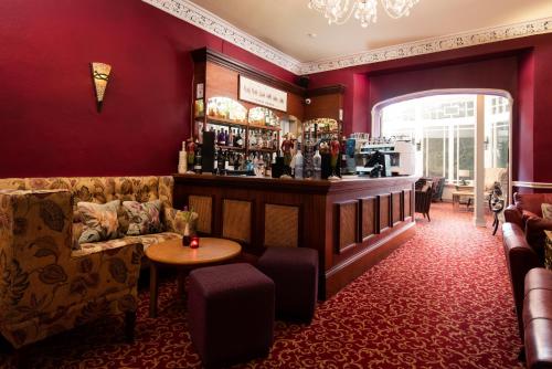 格拉斯米尔The Wordsworth Hotel的一间酒吧,里面配有沙发和桌子