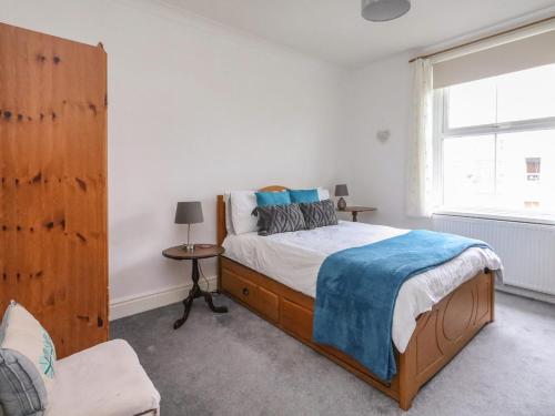 韦茅斯Victoria Court的一间卧室设有一张大床和一个窗户。