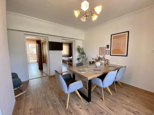布克福尔多Home Sweet Apartment XL的一间带桌子和蓝色椅子的用餐室