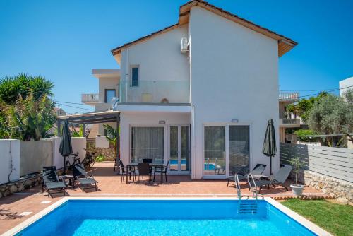 达拉索Villa Meltemi的一座带游泳池和房子的别墅