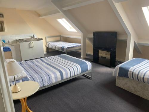 南希尔兹阿索尔宾馆的小房间设有两张床和电视