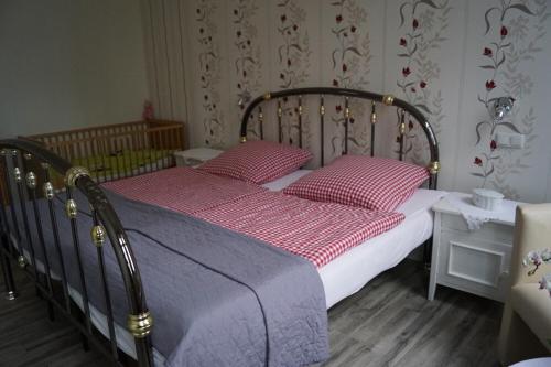 Niederhaverbeck埃克霍夫乡村酒店的一间卧室配有一张带两个红色枕头的床