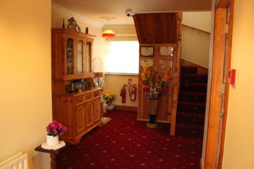 特拉莫尔Seacourt Accommodation Tramore - Adult Only的一间设有楼梯的房间和一间带楼梯的房间