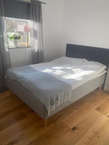 瑟尔沃斯堡Monsunen的卧室内的一张床铺,带窗户