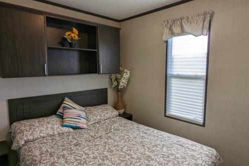 滨湖尼亚加拉Subu's Paradise in Niagara的一间卧室设有一张床和一个窗口