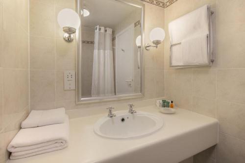 米尔顿凯恩斯Delta Hotels by Marriott Milton Keynes的白色的浴室设有水槽和镜子
