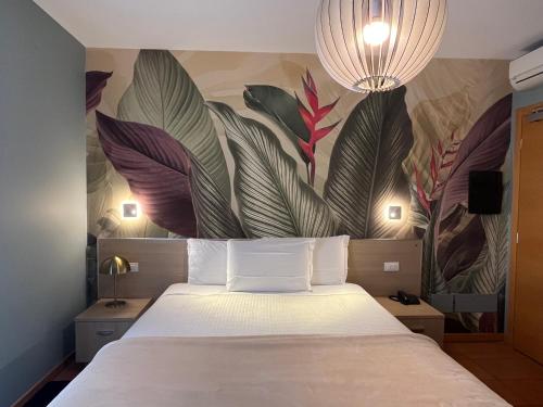 维洛尔巴Residenza Cartiera 243 Country House的卧室配有一张大床,墙上挂有绘画作品