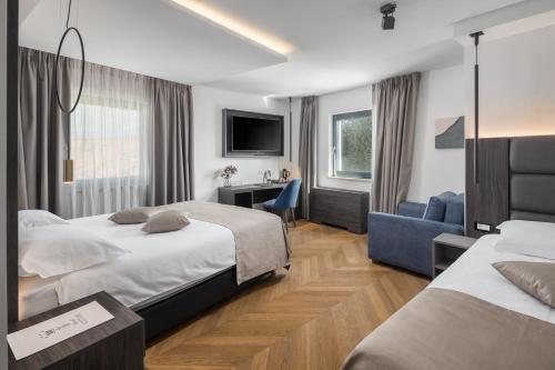 诺维格勒伊斯特拉西塔尔酒店的酒店客房配有两张床和一张书桌