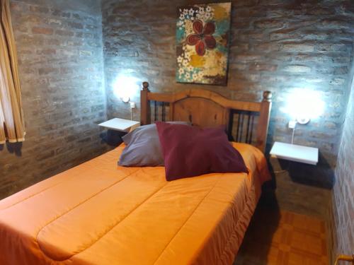 波特雷里约斯Lo de Quebu Cabaña en la Montaña的一间卧室配有一张带两个枕头的床