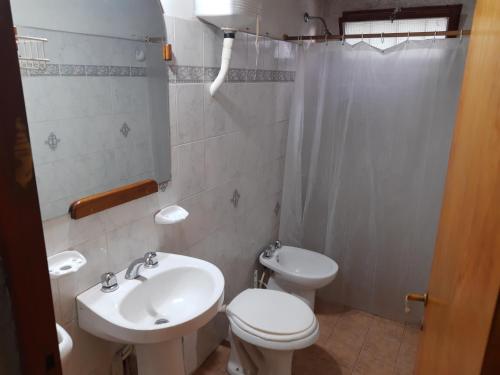 波特雷里约斯Lo de Quebu Cabaña en la Montaña的一间带卫生间和水槽的浴室