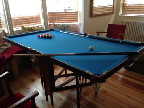 布莱顿霍夫Cannon Spa Brighton-Zentrum Beach Studios的客厅里一张带球的台球桌