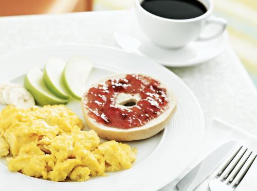 富兰克林SpringHill Suites by Marriott Franklin Cool Springs的包括鸡蛋和咖啡的早餐盘