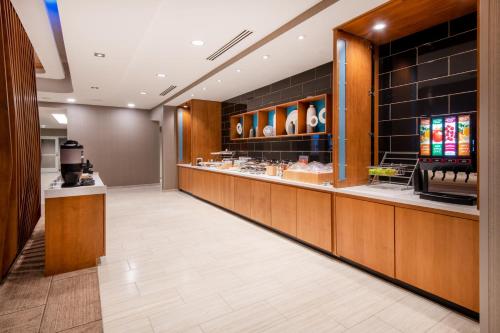 富兰克林SpringHill Suites by Marriott Franklin Cool Springs的餐厅大堂设有食品柜台