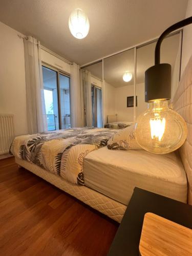 科洛米耶Colomiers Shelter - City, Terrasse, Wifi, Netflix的一间卧室配有一张带大镜子的床