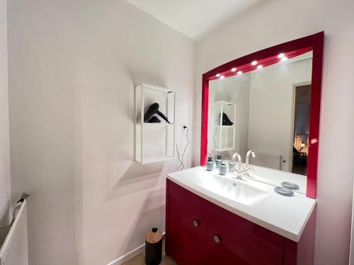 科洛米耶Colomiers Shelter - City, Terrasse, Wifi, Netflix的一间带水槽和红色镜子的浴室