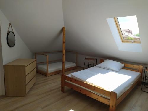 伊拉华u Tymka的一间卧室设有两张双层床和一扇窗户。