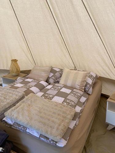 赫尔GLAMPING SIELSKIHEL的帐篷内的一张床