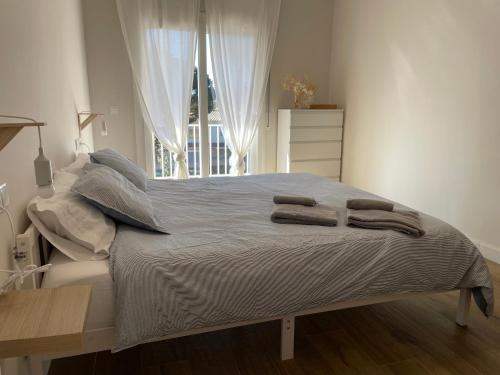 普拉加德阿罗Costa Brava Villa的一间卧室配有一张床,上面有两条毛巾