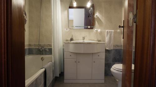 米尔芳提斯城Casa BARCA DO SOL的一间带水槽、卫生间和镜子的浴室