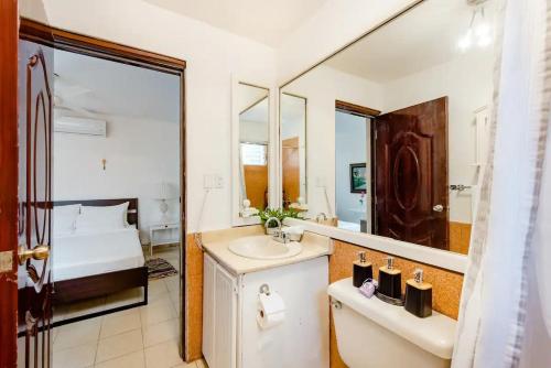 圣多明各Rincón Caribeño Habitación Privada的一间带水槽、床和镜子的浴室