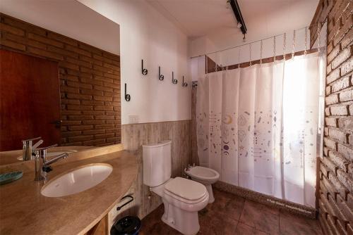 卡法亚特Casa de Peter的浴室配有白色卫生间和盥洗盆。