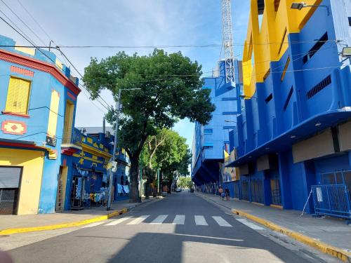 布宜诺斯艾利斯Aristobulo的城市里一条空荡荡的街道,有五彩缤纷的建筑