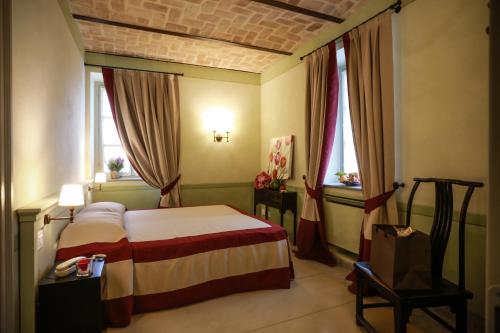 阿利亚诺泰尔梅蒙特葡萄酒度假村的一间卧室设有一张床和两个窗户。