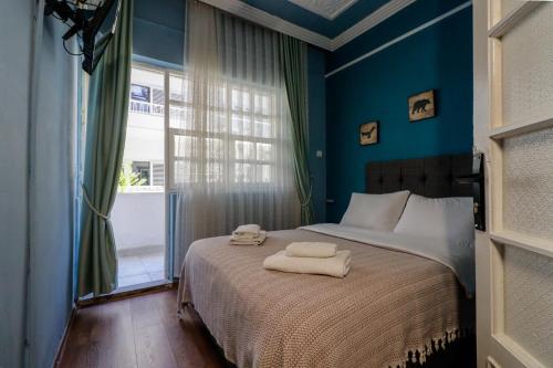 安塔利亚Gold Coast Hostel的一间卧室配有带毛巾的床