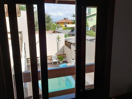 弗洛里亚诺波利斯Por do Sol的从窗户可欣赏到游泳池的景色