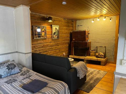 拉彭兰塔Mentulan Cottage的一间卧室配有一张床和一个壁炉