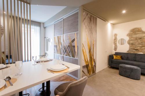 斯培西亚Elegant Apartments 5 terre la spezia的一间带桌子和沙发的用餐室