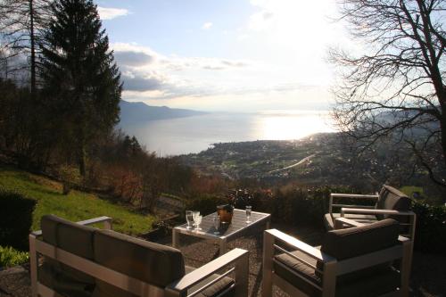 蒙特勒Elvira House Montreux, un lieu magique !的两张椅子和一张桌子,享有海景
