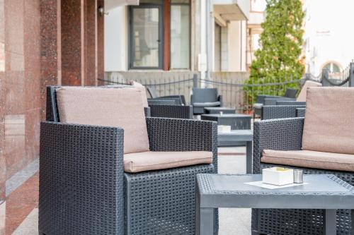 布德瓦加尔尼MB酒店的庭院里一排柳条椅和桌子