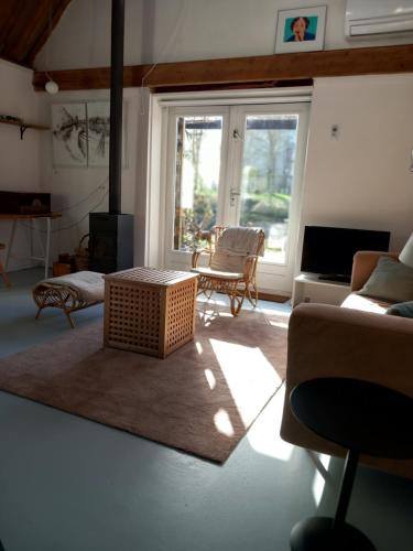 济里克泽TIJ Tiny house aan het getijdewater in Zierikzee的客厅配有沙发和桌子