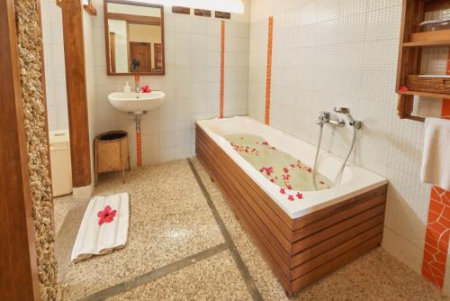 美娜多可可蒂诺斯美娜多酒店的带浴缸和盥洗盆的浴室
