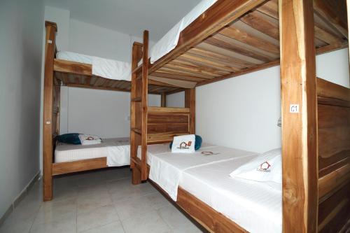 卡塔赫纳Hostal Casa Torres Centro Historico - Adults Only的卧室配有2张双层床和白色床单