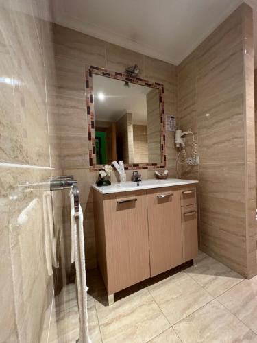 卢戈Motel Montecarlo的一间带水槽和镜子的浴室