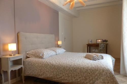普莱讷富热尔Maison d'hôtes KerCalow, Chambres d'hôtes的一间卧室配有一张床和吊扇