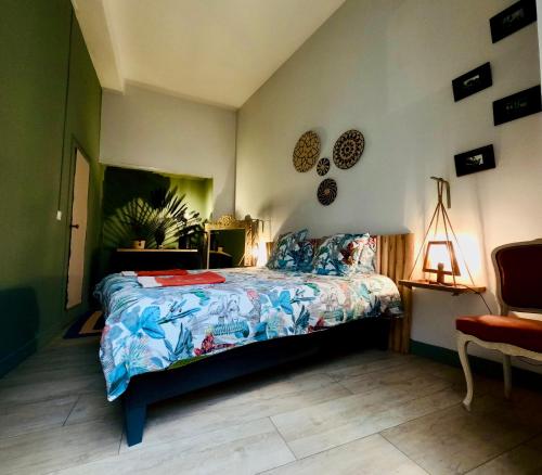 波尔多Koko & Baobab的一间卧室配有一张带蓝色棉被的床
