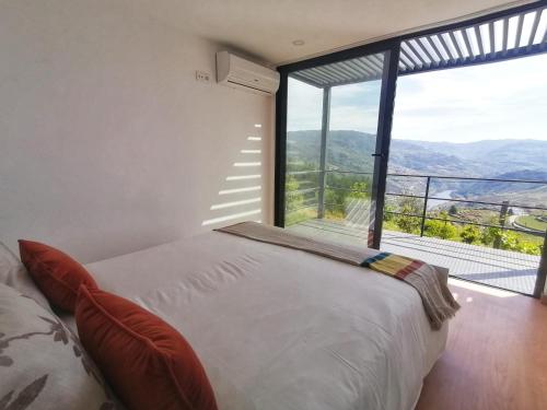 梅桑弗里乌Casa Miradouro的一间卧室设有一张床和一个大窗户