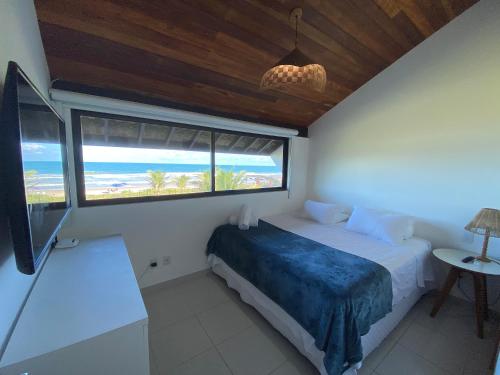 嘎林海斯港Bangalô Porto Galinhas的一间卧室设有一张床,享有海景