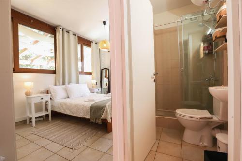 卡诺尼ΒeΙΙa的浴室设有床、卫生间和水槽。