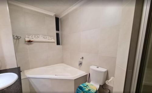 马盖特Santorini Unit RR的白色的浴室设有卫生间和水槽。