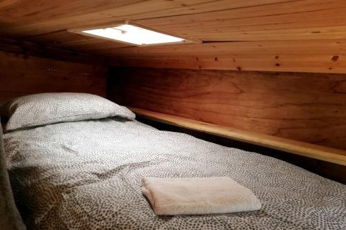 班特里Truck & Pod creative nature retreat.的小木屋内一间卧室,配有一张床