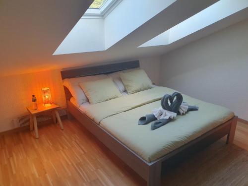 沃韦Riviera Guest house - Private room in a shared appartment的一间卧室,床上放着一双鞋