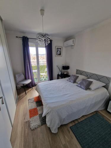 马赛appartement marseille velodrome的一间卧室设有一张大床和一个窗户。